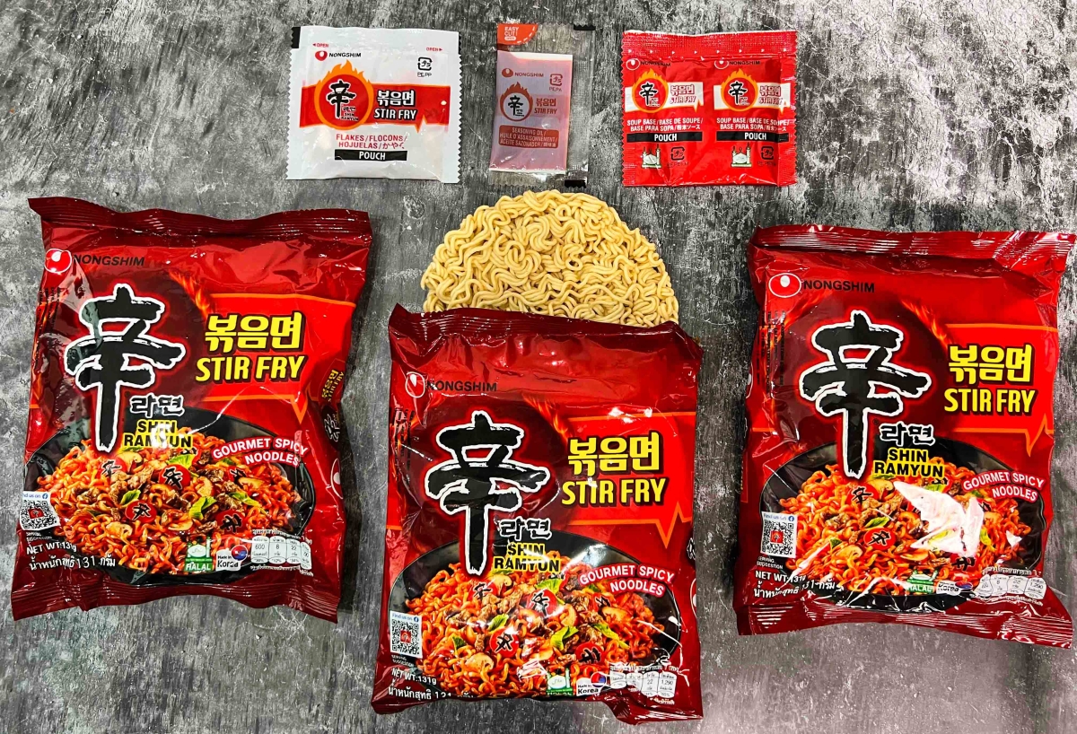 Koreański Błyskawiczny Makaron Shin Ramyun Stir Fry Ostry Hot 131g NONG SHIM